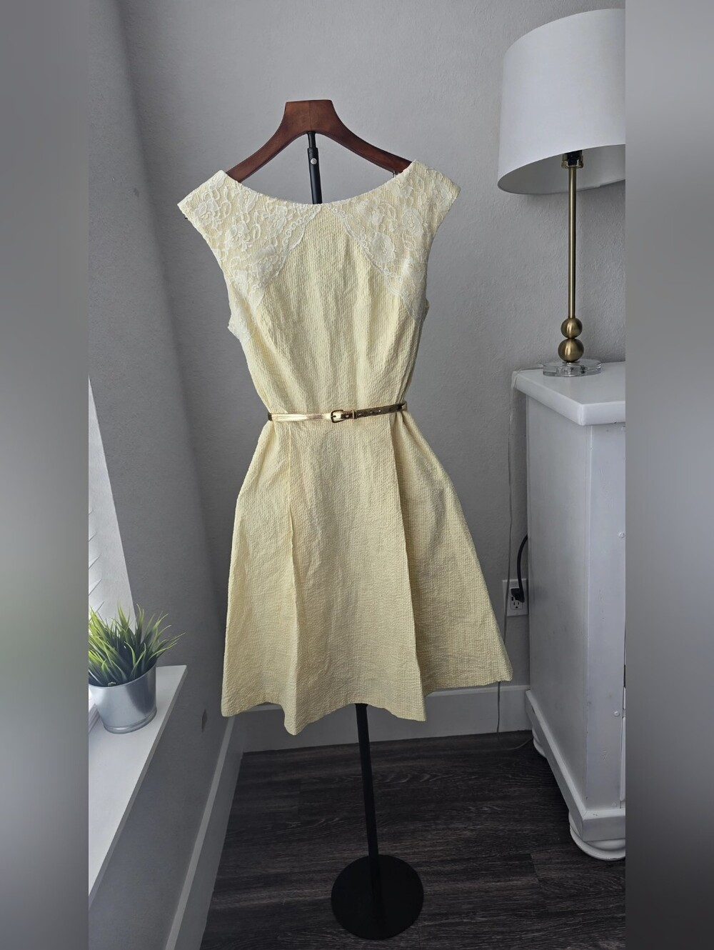 Maggy London Yellow Seersucker Lace Dress 12 Pockets Wedding Guest  Fit & Flare
